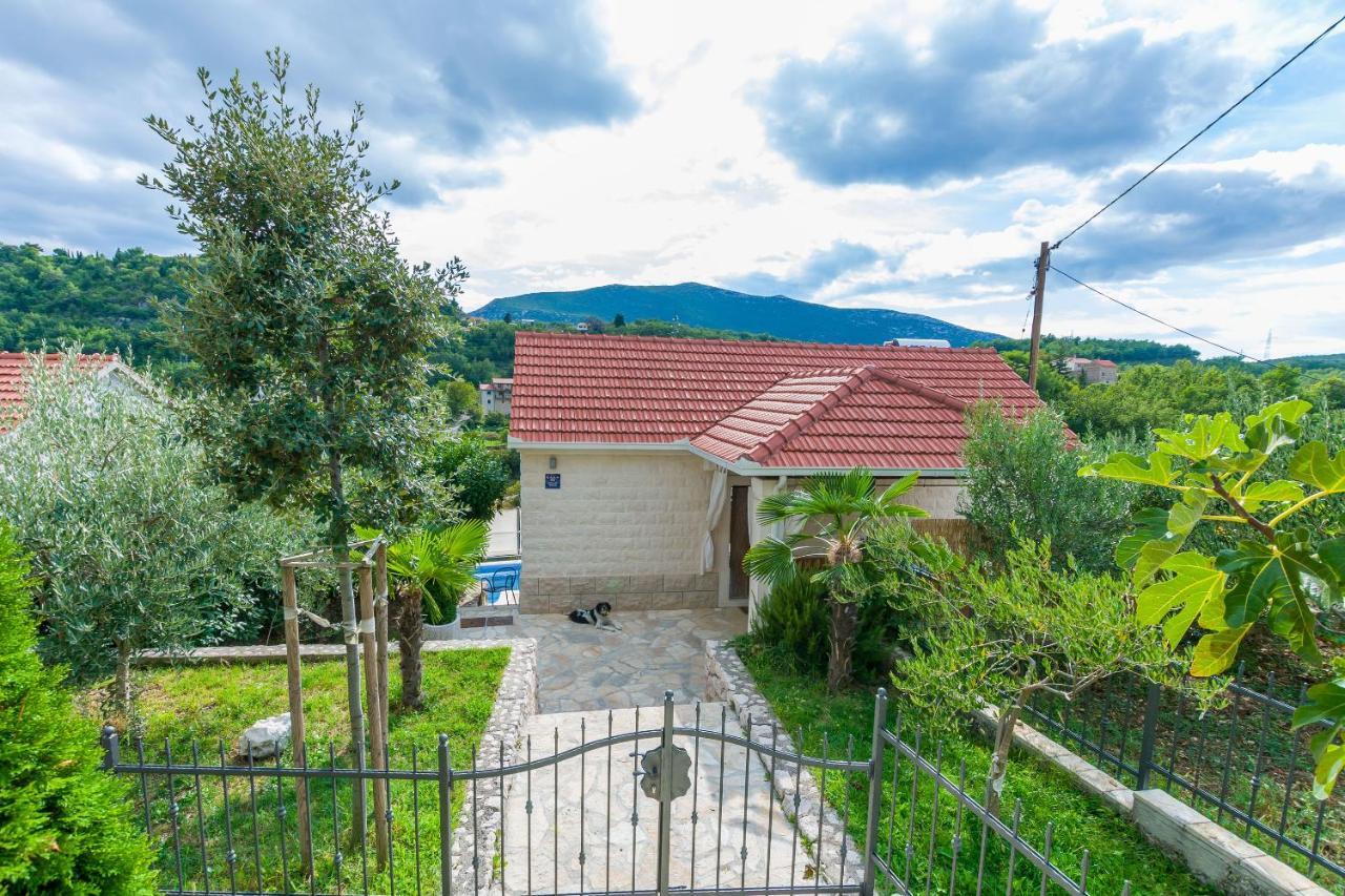 Villa Holiday Home Zvecanje Екстер'єр фото