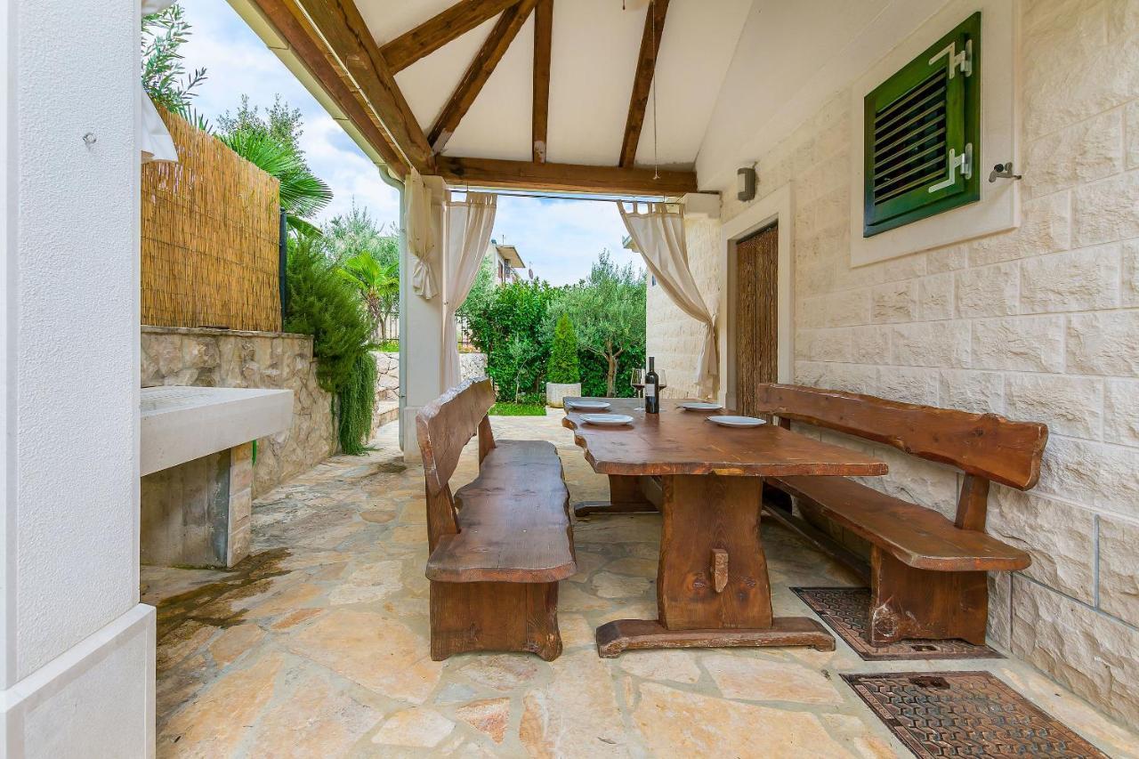 Villa Holiday Home Zvecanje Екстер'єр фото